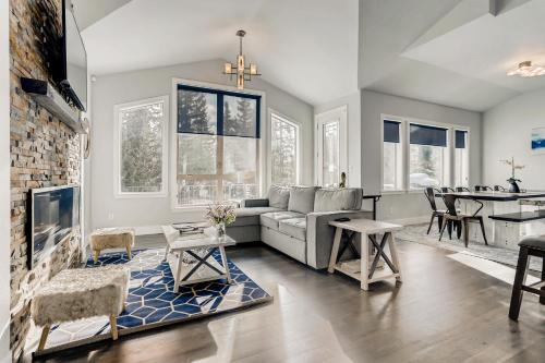 Mountain Elegance with Hot Tub - Minutes to Slopes home - image 5