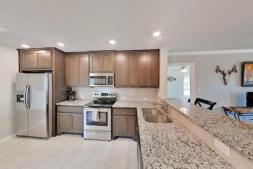 All-Suite Bayview Home with Fenced Yard & Roof Deck home - image 4