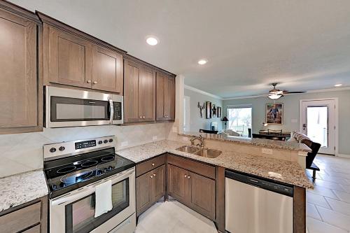 All-Suite Bayview Home with Fenced Yard & Roof Deck home - image 5