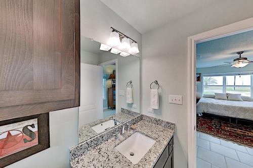 All-Suite Bayview Home with Fenced Yard & Roof Deck home - image 8