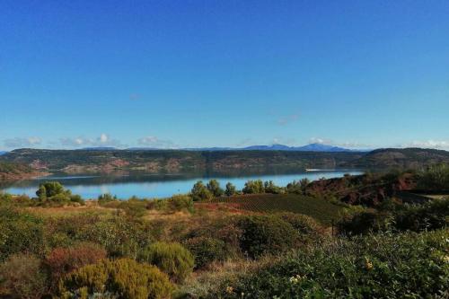 Studio 22 m2, terrasse vue lac, dans propriété face au Lac du Salagou