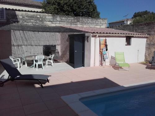 Villa rose gîte à louer Le Cailar