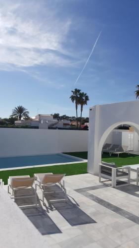 Homes of Spain, Chalet preciosa-Villa con piscina privada, a pie de playa en Puerto Rey, WIFI