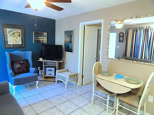 Affordable Beach Condos - One Bed Budget with Full Kitchen - Artist Suite condo - main image