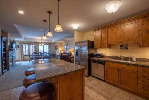 Large 3 bedroom 4 bathroom Condo in Mountaineer Square condo thumb 2