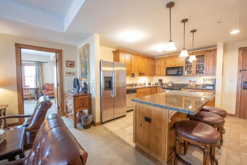 Large 3 bedroom 4 bathroom Condo in Mountaineer Square condo thumb 4