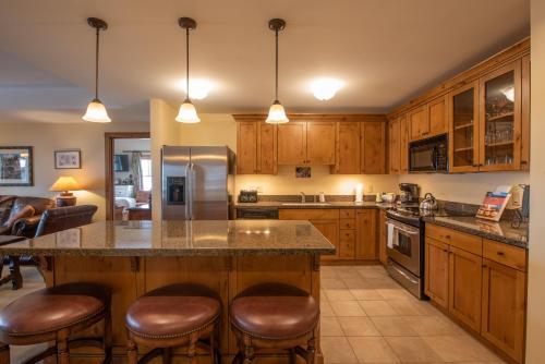 Large 3 bedroom 4 bathroom Condo in Mountaineer Square condo - image 12