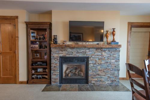 Large 3 bedroom 4 bathroom Condo in Mountaineer Square condo detail
