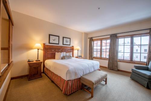 Large 3 bedroom 4 bathroom Condo in Mountaineer Square condo - main image