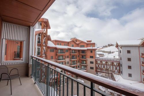 Large 3 bedroom 4 bathroom Condo in Mountaineer Square condo - image 3