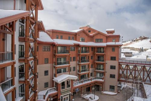 Large 3 bedroom 4 bathroom Condo in Mountaineer Square condo - image 6