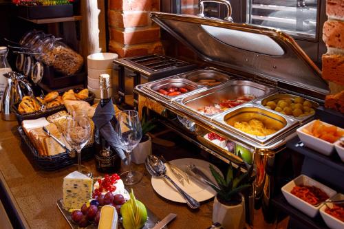 SCHUSTER Boarding House - image 8