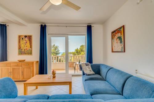 Charming Villa 30m from the sea, outdoor pool, 6 bedrooms, WiFi, Garden