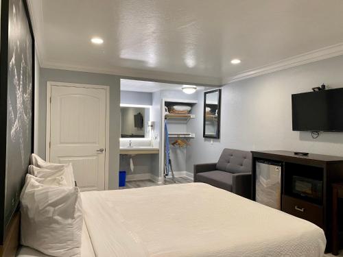 Super 8 by Wyndham Monterey/Carmel - image 10