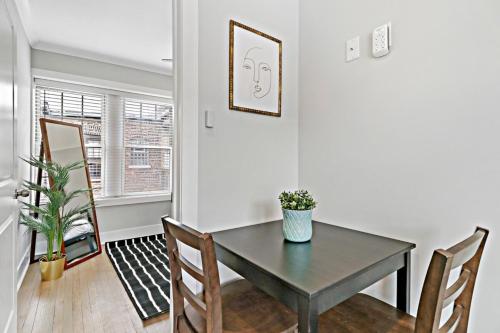 Easy Access to Shops Dining Transportation 1BR - image 2