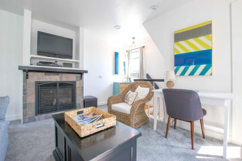 101 Private Home with Private Patio Garden with Grill and Parking Dog Friendly - main image