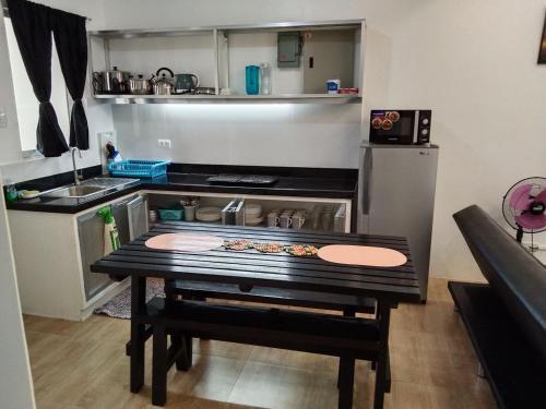 ห้องครัว, 2BR townhouses good for 12pax each & NETFLIX & 100Mbps WIFI & pool resort 2min walk & 3km outside Pi in นาซุกบู
