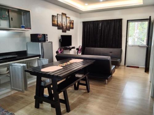 บริการและสิ่งอำนวยความสะดวก, 2BR townhouses good for 12pax each & NETFLIX & 100Mbps WIFI & pool resort 2min walk & 3km outside Pi in นาซุกบู