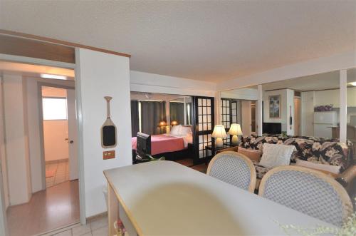 Hawaiian King 503 Waikiki 1-Bedroom Full Kitchen Pool Sleeps 4 - main image