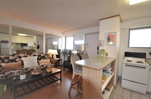 Hawaiian King 503 Waikiki 1-Bedroom Full Kitchen Pool Sleeps 4 - image 2