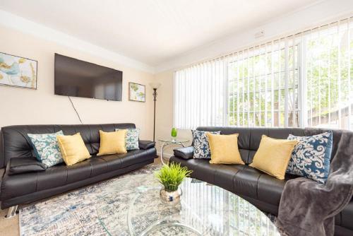 Bright Stylish 2BR with Pool Gym-15mins to Beach