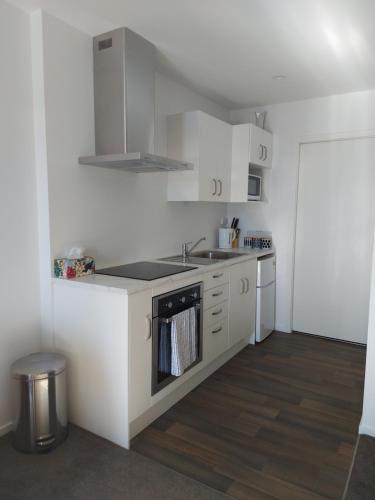 Kitchen, LAKE ESCAPE - Brand new warm and quiet two bedroom Apartment in Otematata