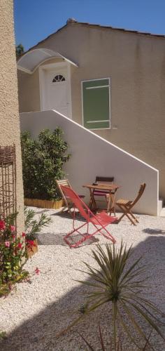 Maison T1 30m2 climatisée avec sa terrasse au château de la Buzine gîte à louer La Millère