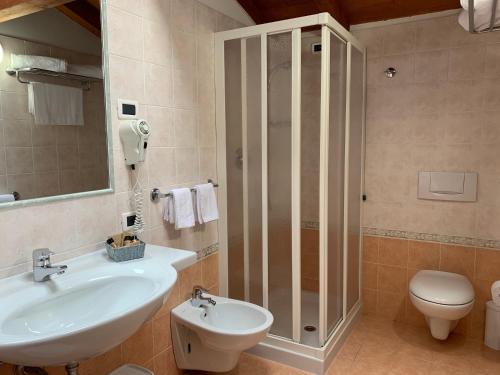 Bathroom, Hotel Virginia in Garda