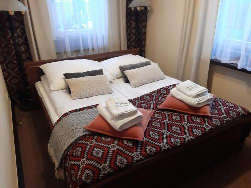 1 queen bed, 1 sofa bed