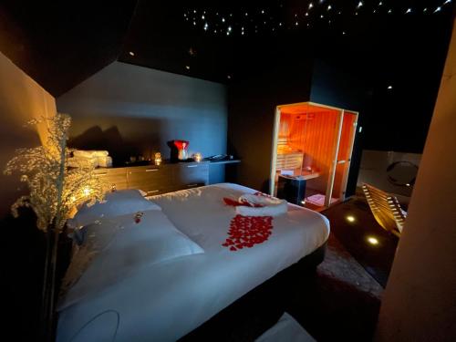 Octavie - Suite de luxe à Tournai avec piscine privée, jacuzzi, sauna et hammam BnB Bois Cahu