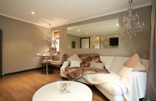 Pearl Cottage Leeds- detached two bed cottage, large private gardens