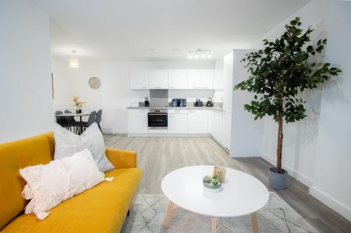 Birmingham's Best Serviced Apartments - Marina House Boutique Apartments by Opulent Living