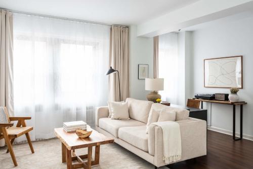 FRONTDESK Modern Studio Apt with Chic Rooftop
