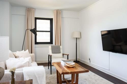 FRONTDESK Bright Warm 1 BR Apt by Forest Park