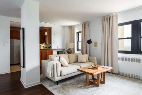 FRONTDESK Warm 1 BR Apt with Forest View
