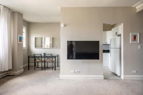 Historic HP 1BR with Fast Transit to UChicago & DT by Zencity - image 8