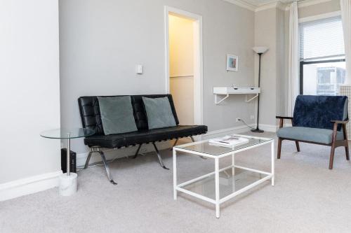 FRONTDESK Quaint 1 BR Apt by 57th Street Beach