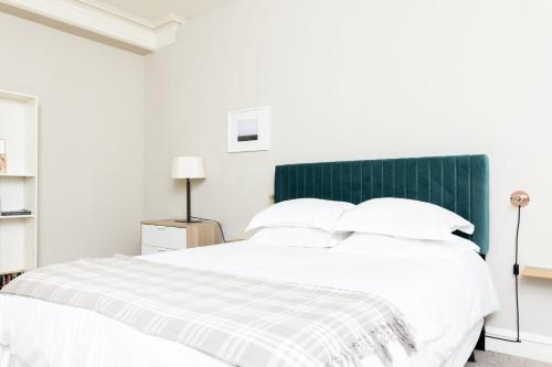 Historic HP 1BR with Fast Transit to UChicago & DT by Zencity - image 11