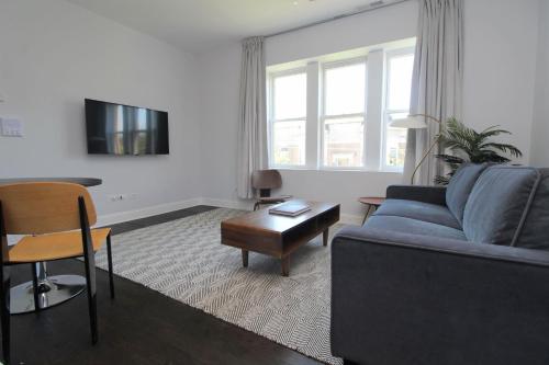 FRONTDESK Updated 2 BR Apt with Full Kitchen