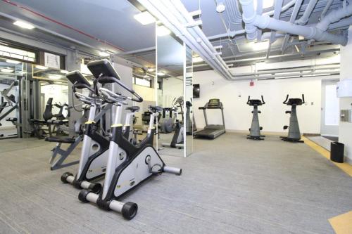 Classic HP 2BR with Fast Transit to UChicago & DT by Zencity - image 9