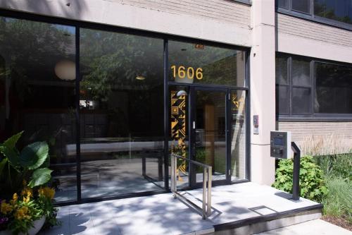 Classic HP 2BR with Fast Transit to UChicago & DT by Zencity