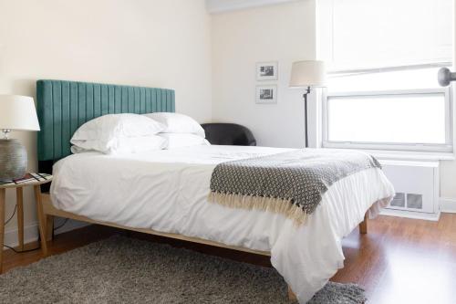 Classic Ravenswood 1BR with City View by Zencity