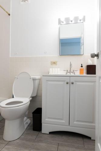 Classic Ravenswood 1BR with Work Station by Zencity - image 13