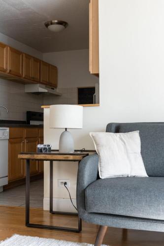 Classic Ravenswood 1BR with Work Station by Zencity - image 11