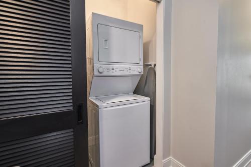Chic Wrigleyville Studio with Balcony by Zencity