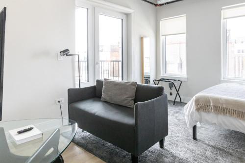 Chic Wrigleyville Studio with Balcony by Zencity - image 7