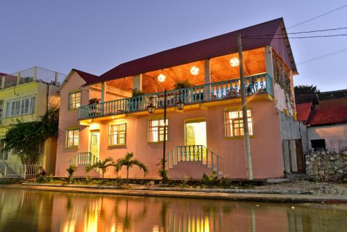 Hostal Don Cenobio in Flores