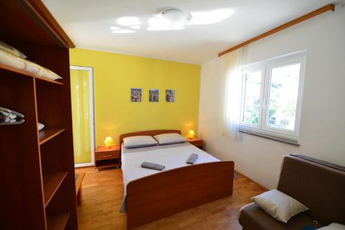 1 queen bed, 1 sofa bed