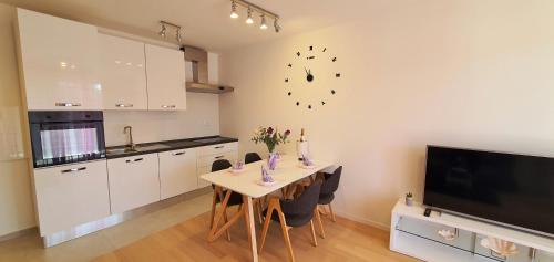 Apartman Galija 1 with free garage parking and balcony