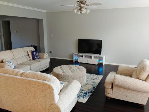4,100 sf Spacious 5 Bed 3.5 Bath - One Size Fits All (In-House Amenities)